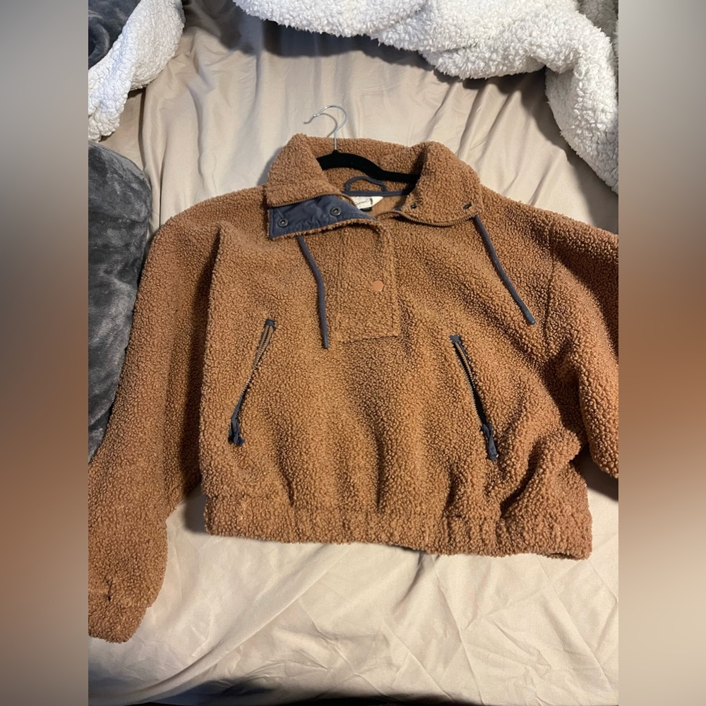Universal thread fleece pullover crop sweater